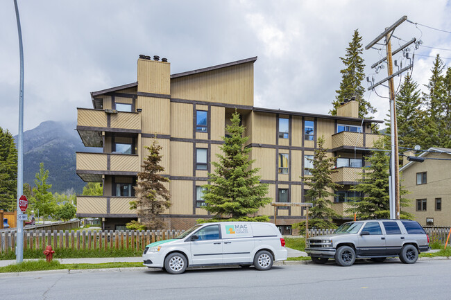 403 Marten St in Banff, AB - Building Photo - Building Photo