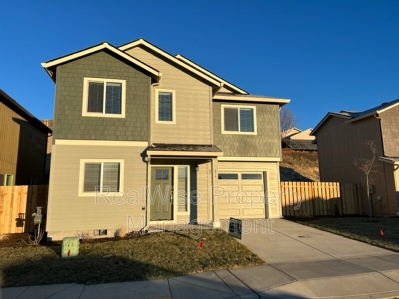 675 NE Brookstone Dr in Prineville, OR - Building Photo