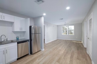 New Trail Plaza in Sarasota, FL - Building Photo - Interior Photo