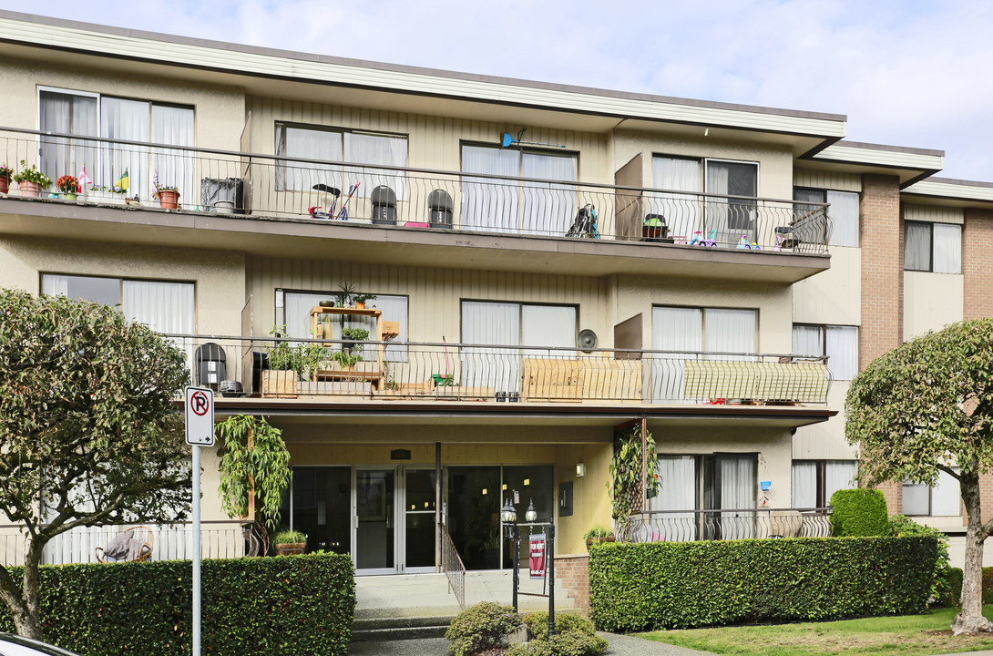 Central Park Place in Burnaby, BC - Building Photo