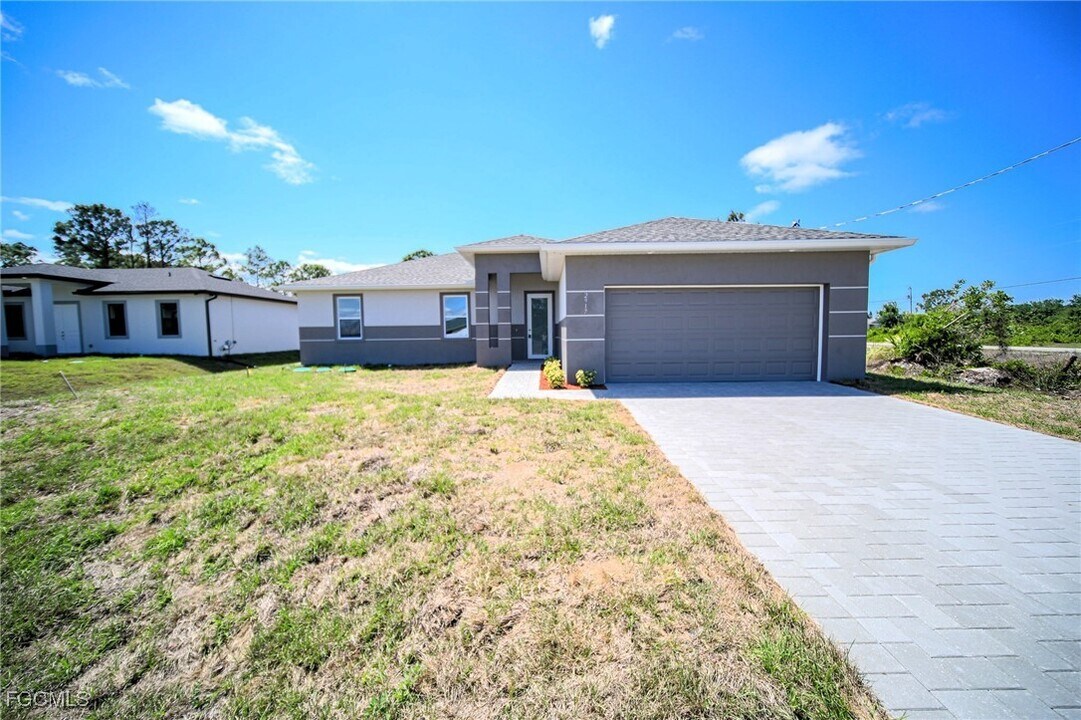 2813 12th St W in Lehigh Acres, FL - Building Photo