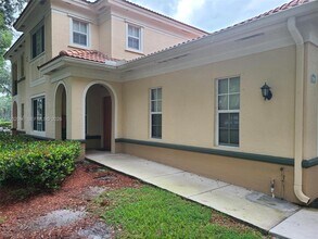 2541 Centergate Dr in Miramar, FL - Building Photo - Building Photo