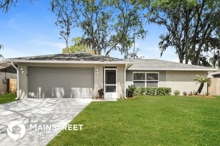 808 Pebblewood Dr in Brandon, FL - Building Photo