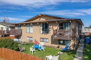 220 Sabrina Way SW in Calgary, AB - Building Photo