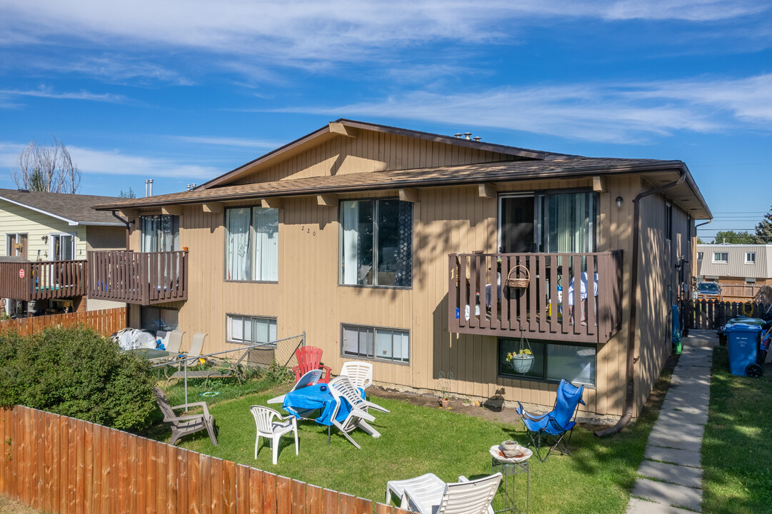 220 Sabrina Way SW in Calgary, AB - Building Photo