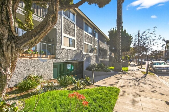 240 W Verdugo Ave in Burbank, CA - Building Photo - Building Photo