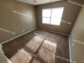 811 N Washington St in Spring Hill, KS - Building Photo - Building Photo
