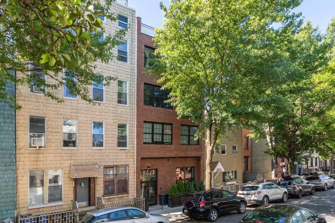 66 Maujer St in Brooklyn, NY - Building Photo