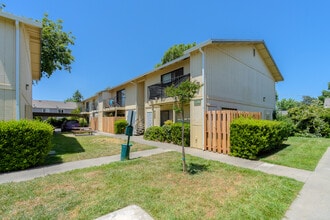 Walnutwood Apartments in Woodland, CA - Foto de edificio - Building Photo