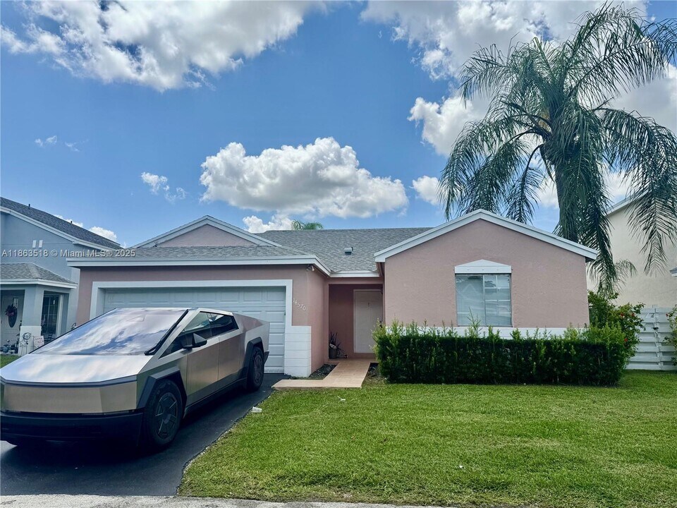 14570 SW 145th Pl in Miami, FL - Building Photo