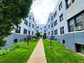 4206 N Pulaski Rd, Unit 2E in Chicago, IL - Building Photo