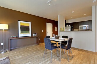 z-053025-Madison Crossing in Seattle, WA - Building Photo - Building Photo