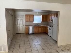1118 W Goodwin St in Pleasanton, TX - Building Photo - Building Photo