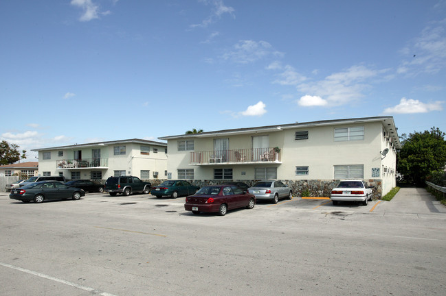 75 W 11th St in Hialeah, FL - Foto de edificio - Building Photo