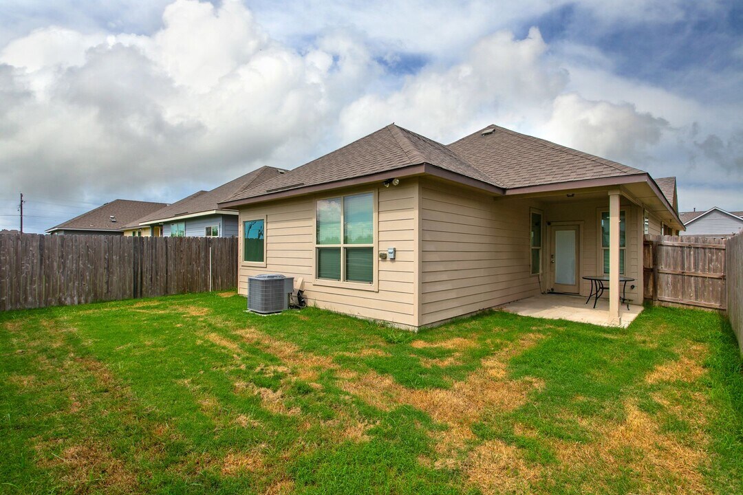 1017 Toledo Bend Dr in College Station, TX - Building Photo