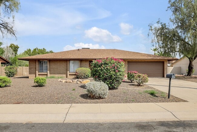property at 4924 E Marconi Ave