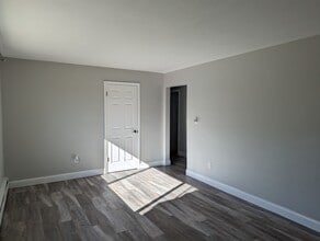 8040 S Westnedge Ave in Portage, MI - Building Photo - Building Photo