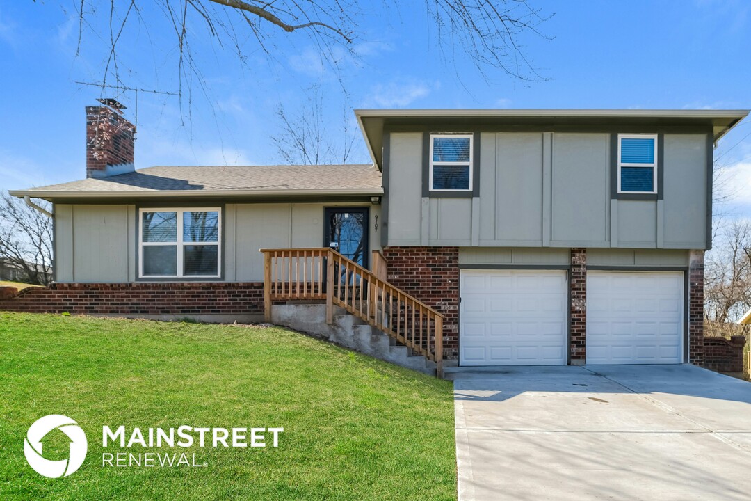 9107 W 49th Terrace in Shawnee, KS - Building Photo