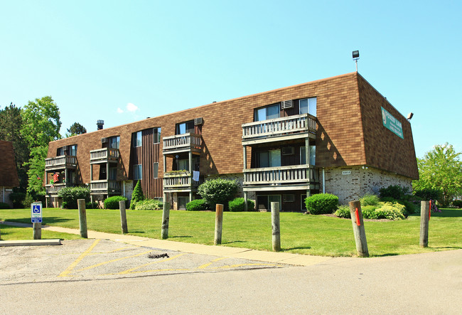 Foxes' Lair Apartments in Elyria, OH - Building Photo - Building Photo