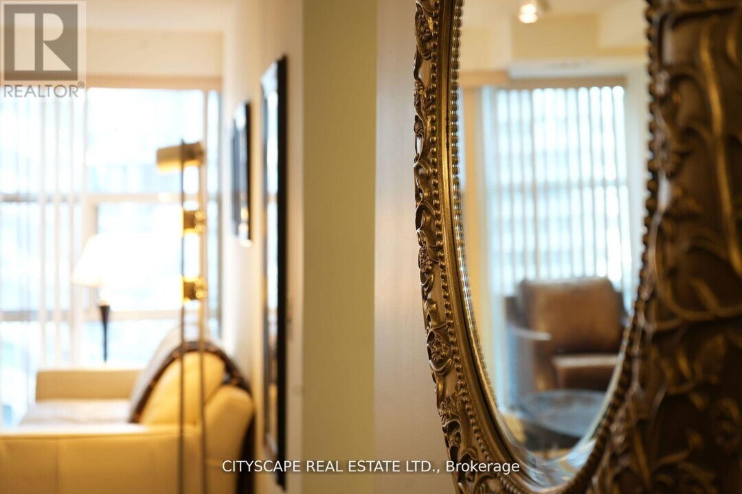 11 St Joseph St in Toronto, ON - Building Photo