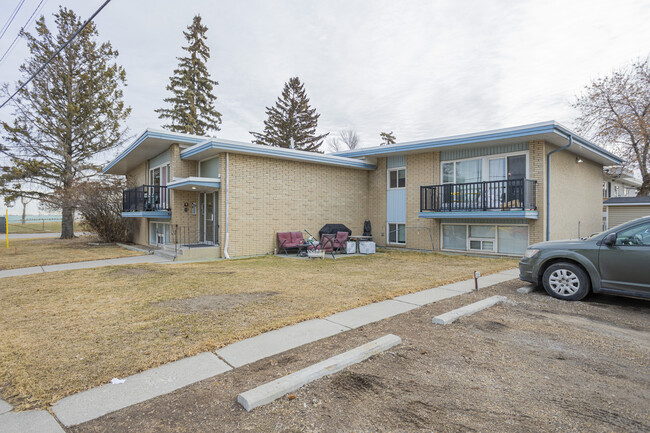 1612 Remington Rd NE in Calgary, AB - Building Photo - Primary Photo