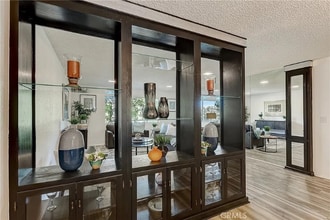 1935 Alpha Rd in Glendale, CA - Foto de edificio - Building Photo