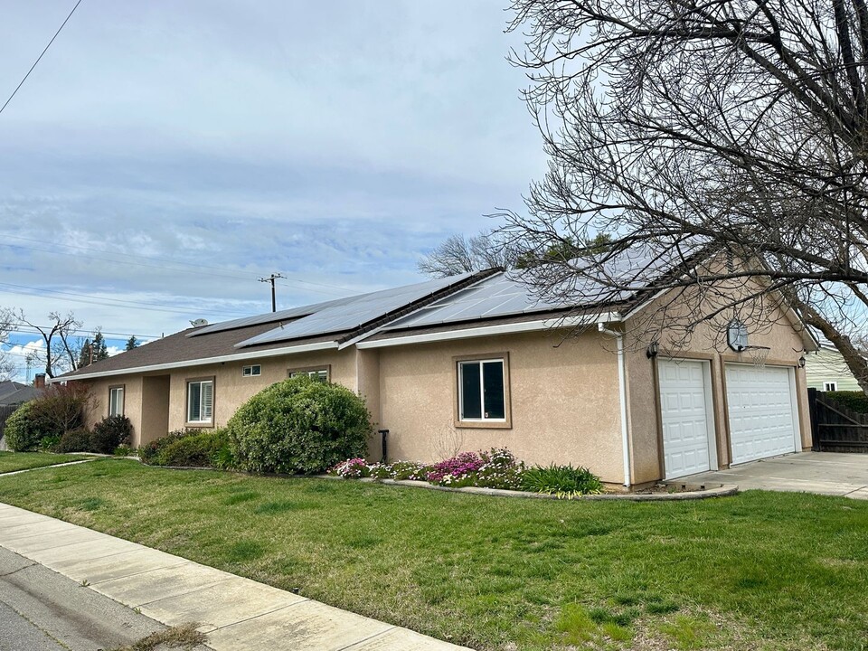 1035 W Walnut St in Willows, CA - Building Photo