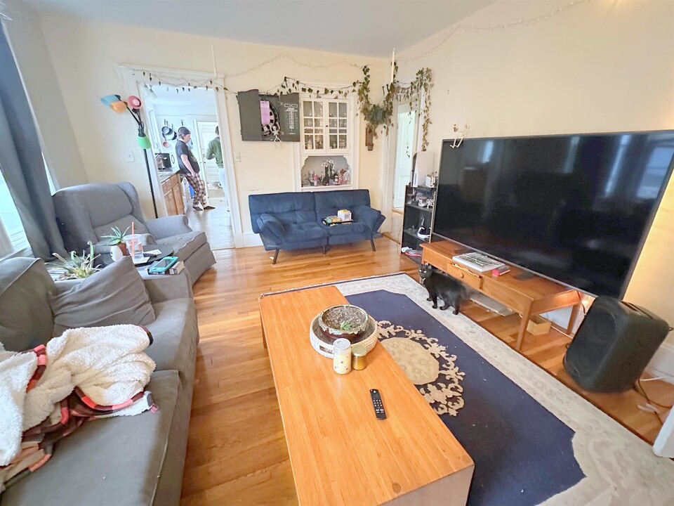76 Hooker Ave, Unit 2 in Somerville, MA - Building Photo