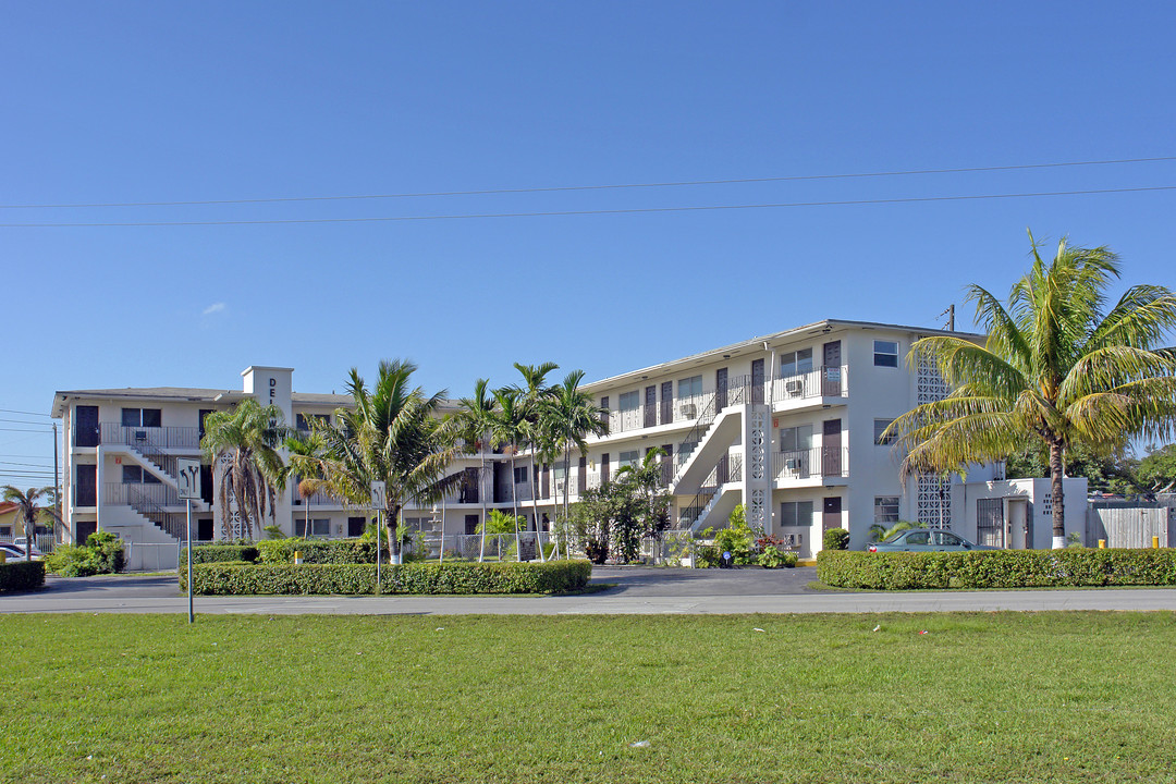 Delaware Plaza Apartments in Miami, FL - Building Photo