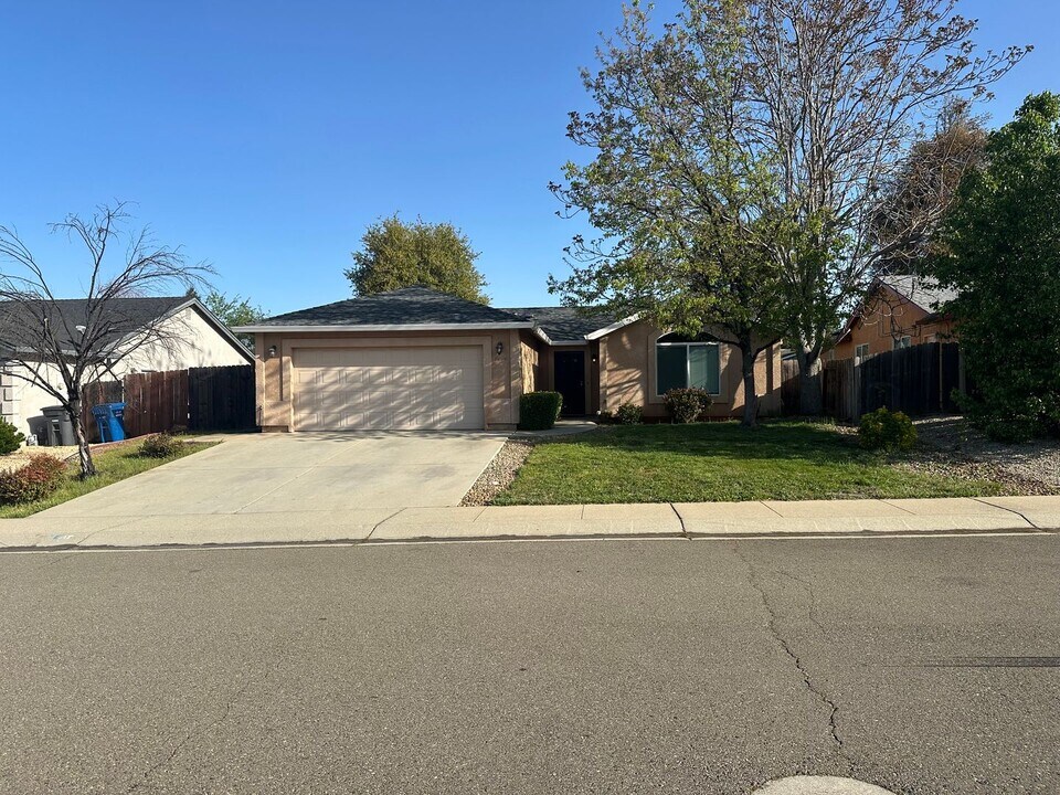 1050 Monterra Ln in Redding, CA - Building Photo