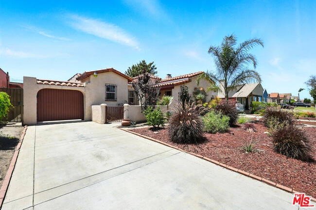 8853 S Halldale Ave in Los Angeles, CA - Building Photo - Building Photo
