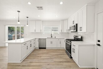 4832 Downey Ave in Lakewood, CA - Building Photo - Building Photo