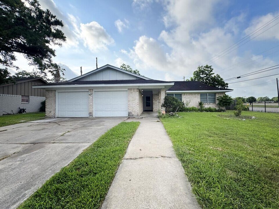 102 Tanglewood Dr in Victoria, TX - Building Photo