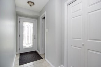604 Stone St in Oshawa, ON - Building Photo - Building Photo