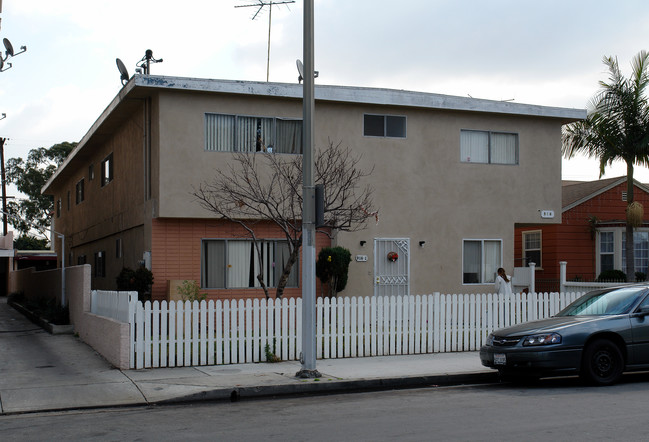 916 S Ash Ave in Inglewood, CA - Foto de edificio - Building Photo