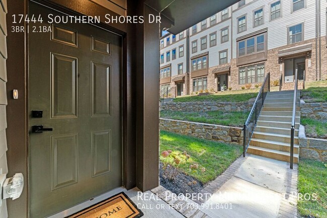 17444 Southern Shrs Dr in Dumfries, VA - Foto de edificio - Building Photo