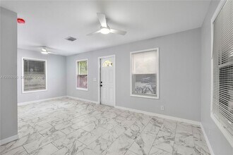 901 NE 38th St in Oakland Park, FL - Building Photo - Building Photo