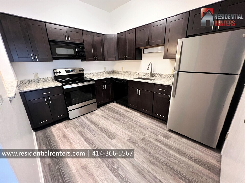 N16W22350 Watertown Rd in Waukesha, WI - Building Photo