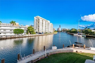 440 Paradise Isle Blvd in Hallandale Beach, FL - Building Photo - Building Photo
