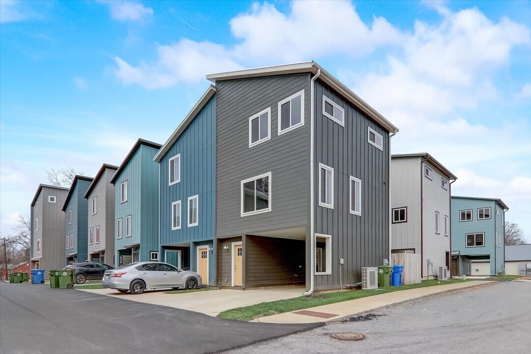 1 W Citra St in Arden, NC - Building Photo