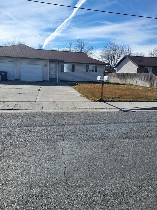 1005 W Midway St in Filer, ID - Building Photo
