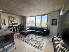 659 W Randolph St, Unit 1706 in Chicago, IL - Foto de edificio - Building Photo
