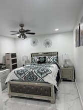 72 NW 171st St in North Miami Beach, FL - Foto de edificio - Building Photo