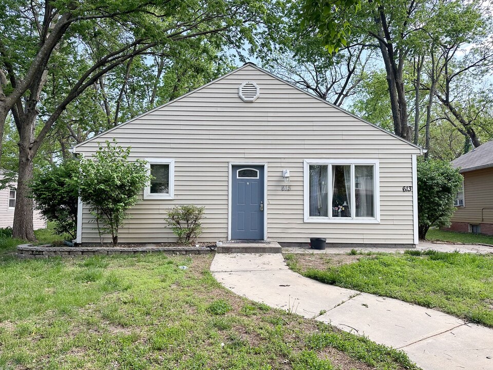 615 Moro St in Manhattan, KS - Foto de edificio