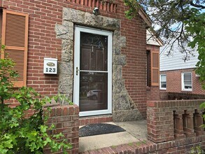 123 Nugent St in New Hyde Park, NY - Building Photo - Building Photo