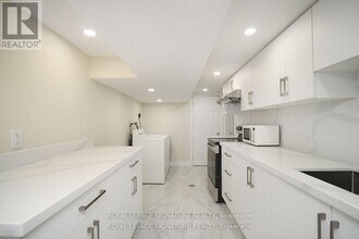 173 Cottonwood Dr in Toronto, ON - Building Photo - Building Photo