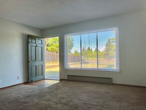 16043 Sylvester Rd SW in Burien, WA - Building Photo - Building Photo