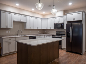 653 Lake Forest Cir in Detroit Lakes, MN - Foto de edificio - Building Photo