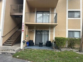 9491 Palm Cir S in Pembroke Pines, FL - Building Photo
