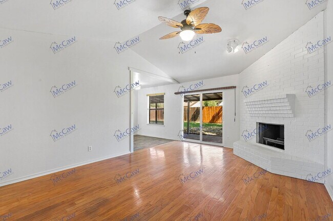 1333 Mercedes St in Benbrook, TX - Building Photo - Building Photo